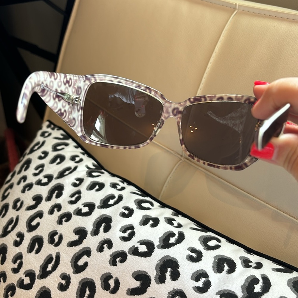 Gucci sunglasses , black with white trim at top. No case, very good condition - Picture 6 of 14